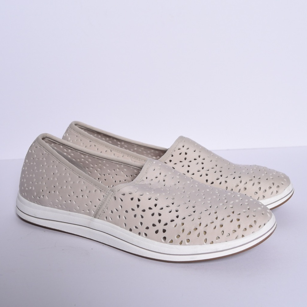 Clark's women's slip on shoes taupe size 8W with floral laser cut‎ detail - Picture 2 of 8